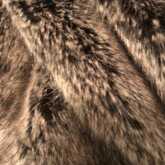 NWT Banana Republic Faux Fur Scarf - Picture 3 of 6